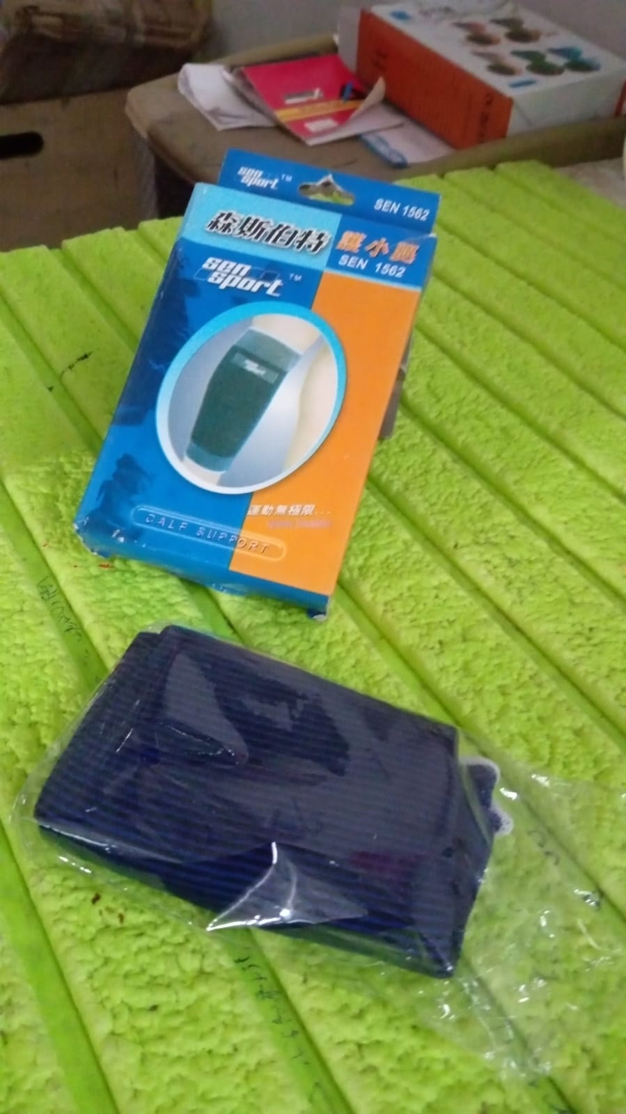 Calf support for men pain relief Leg Wrap Calf Brace Compression (1 Pair / With Color Box) Your Brand