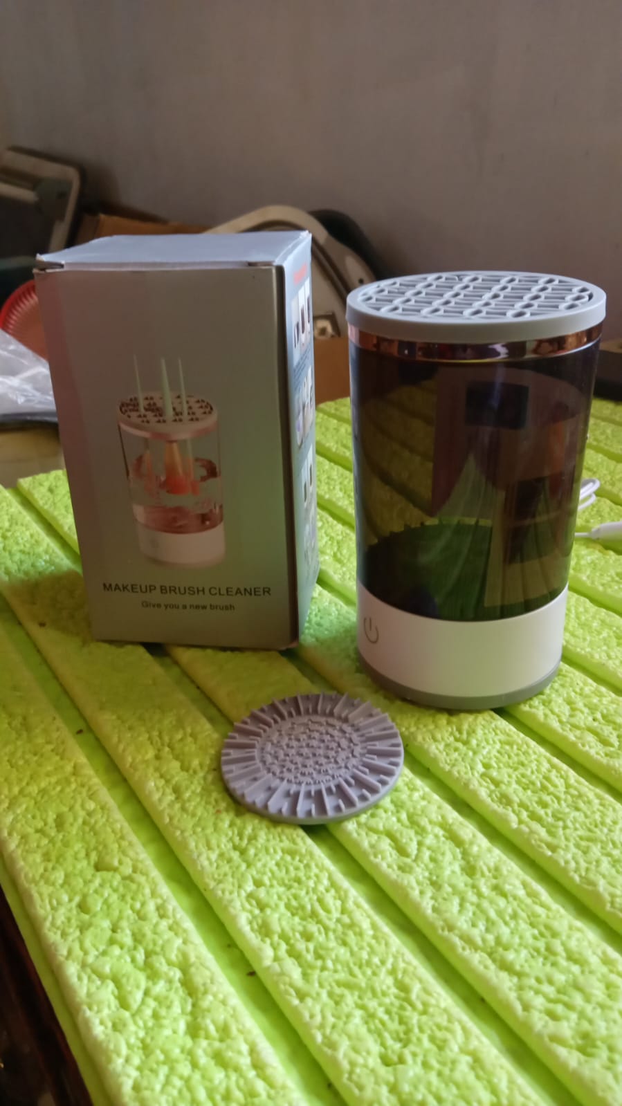 Automatic Makeup Brush Cleaner Fast Electric Brush Cleaner Hand Free Machine Super Clean Brush Washer & Brushes Organizer Tool (1 Pc) Your Brand