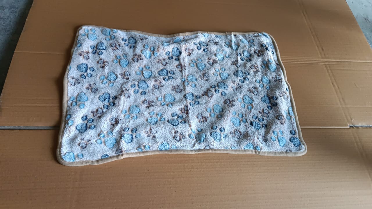 Pet Soft Cat Dog Blanket / Towel, Warm Sleep Mat (60×40 Cm / 1 Pc / Mix Color & Design) Your Brand