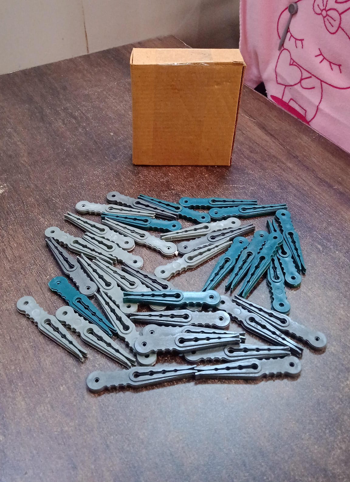 36Pcs MULTIPURPOSE PLASTIC CLOTH HANGING PEGS / CLIPS - 36 PCS Your Brand