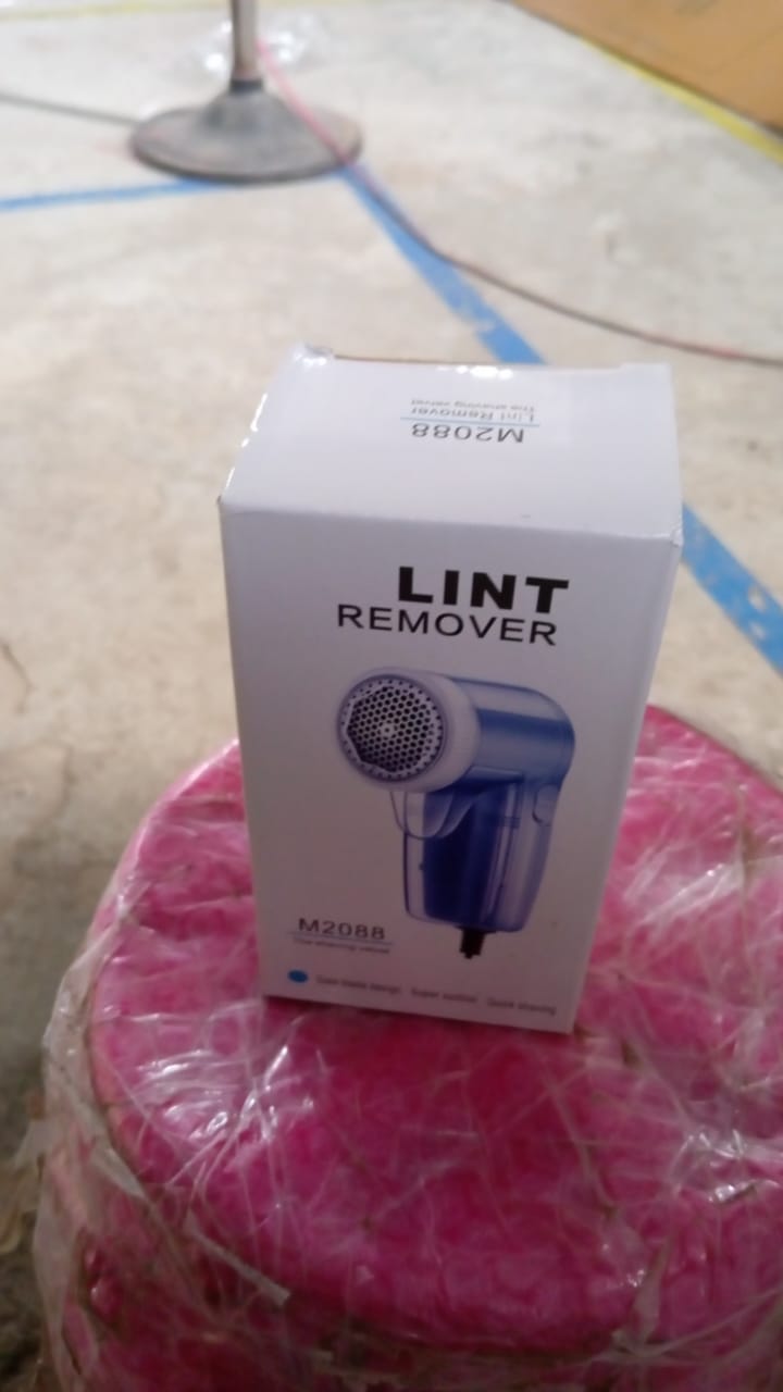 Creative Mind Lint Remover For All Woolens Sweaters, Blankets, Jackets (1 Pc / With Cleaning Brush) Your Brand