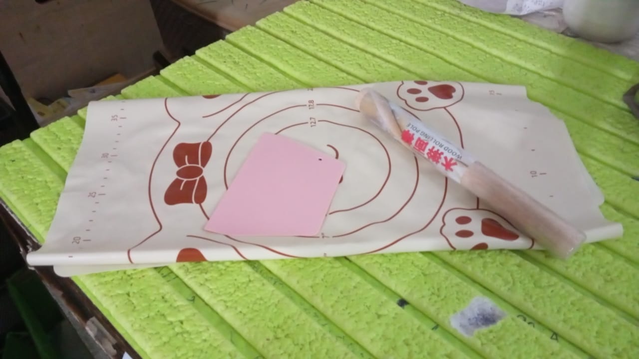 3 In1 Silicone Baking Mat With Wooden Belan & Cake Scraper (3 Pcs Set / 65×45 CM) Your Brand