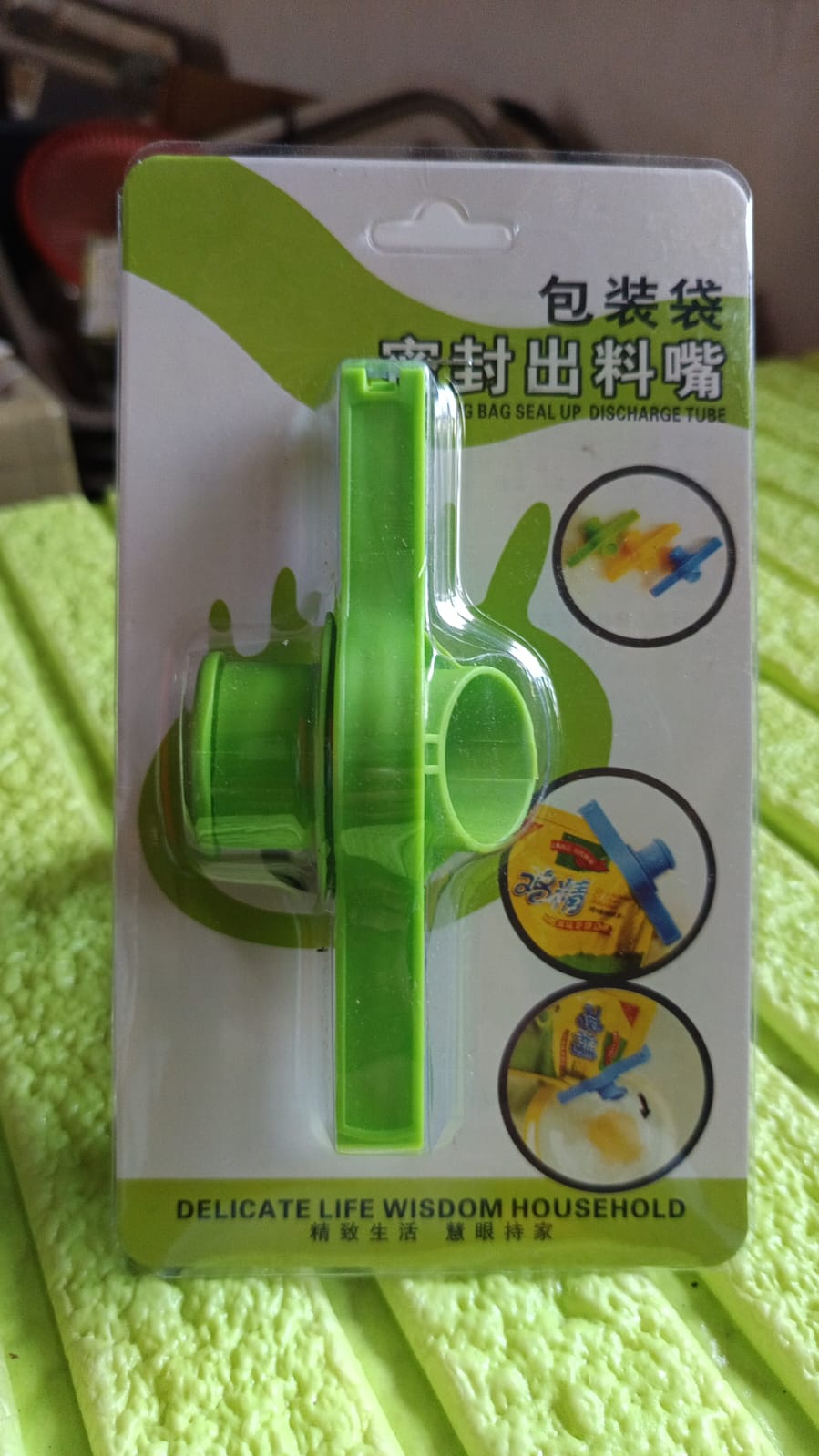 Food Storage Sealing Clip Solid Color Seal Pour Bag Clip Snack Bag Clip Food Bag Sealing Clip Sealing Clamp with Cap Kitchen Chip Bag Clips (1 Pc) Your Brand