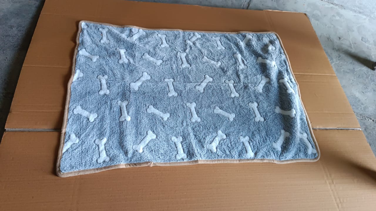 Pet Soft Cat Dog Blanket / Towel, Warm Sleep Mat (75×55 Cm / 1 Pc / Mix Color & Design) Your Brand