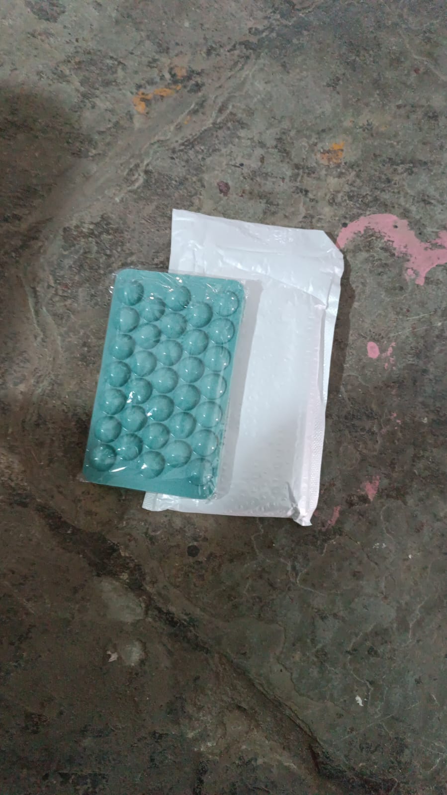 Plastic Round Reusable Ice Cube Ice Ball Mold / Lollipop Candy Maker 33 Moulds (16.5×10 Cm / 1 Pc) Your Brand