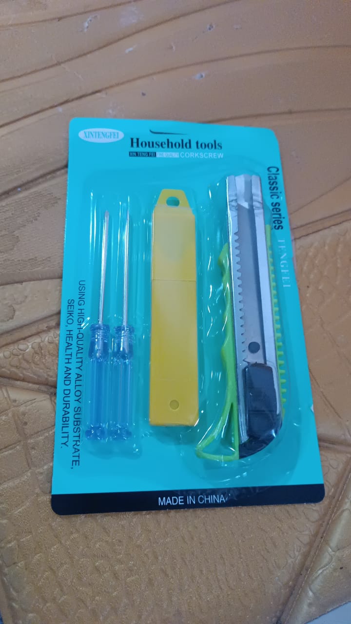 Heavy Duty Working Cutter Knife replacement blade, 2 Screwdriver Hand Tool (4 Pc Set)