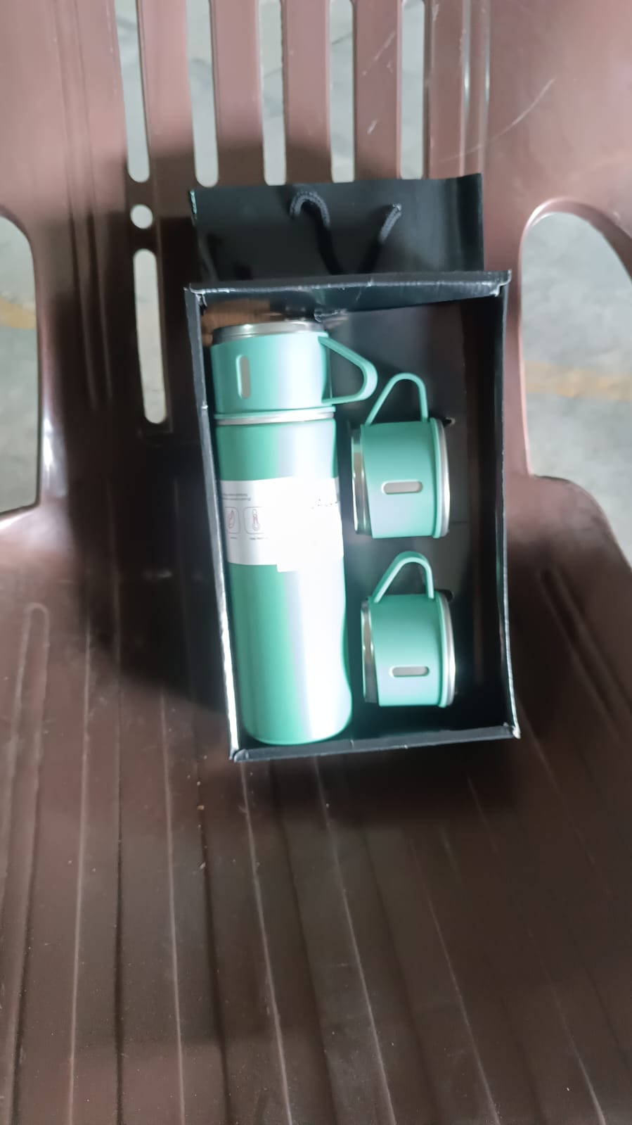 Vacuum Insulated Flask Set with 3 Cups (1 Pc / 500ml) Your Brand