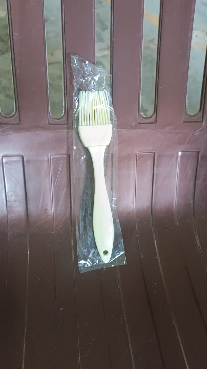 Silicone Kitchen Oil Spatula Brush with Handle Pastry / Cake Brush (17 cm / 1 Pc) Your Brand