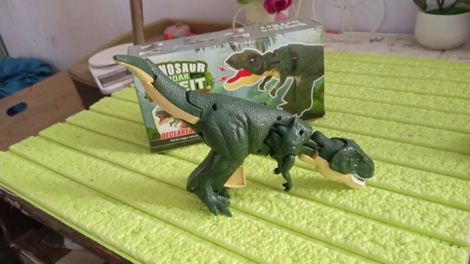Dinosaur Roaring Toys Trigger, Dinosaurs Toys with Dinosaur Sound Lighting Model Vibrating Head Moving (3 + Years / 1 Pc) Your Brand