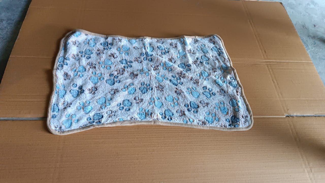 Pet Soft Cat Dog  Blanket / Towel Soft Warm Sleep Mat (60×45 Cm / 1 Pc / Mix Color & Design) Your Brand