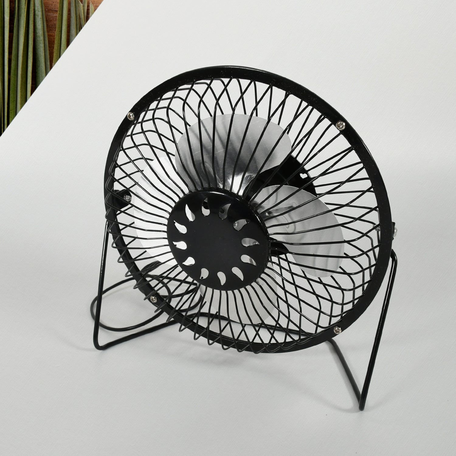 USB Table Desk Personal Metal Electronic Fan, Compatible with Computers, Laptops, Student Dormitory, Suitable For Office, School Use (1 Pc) Your Brand