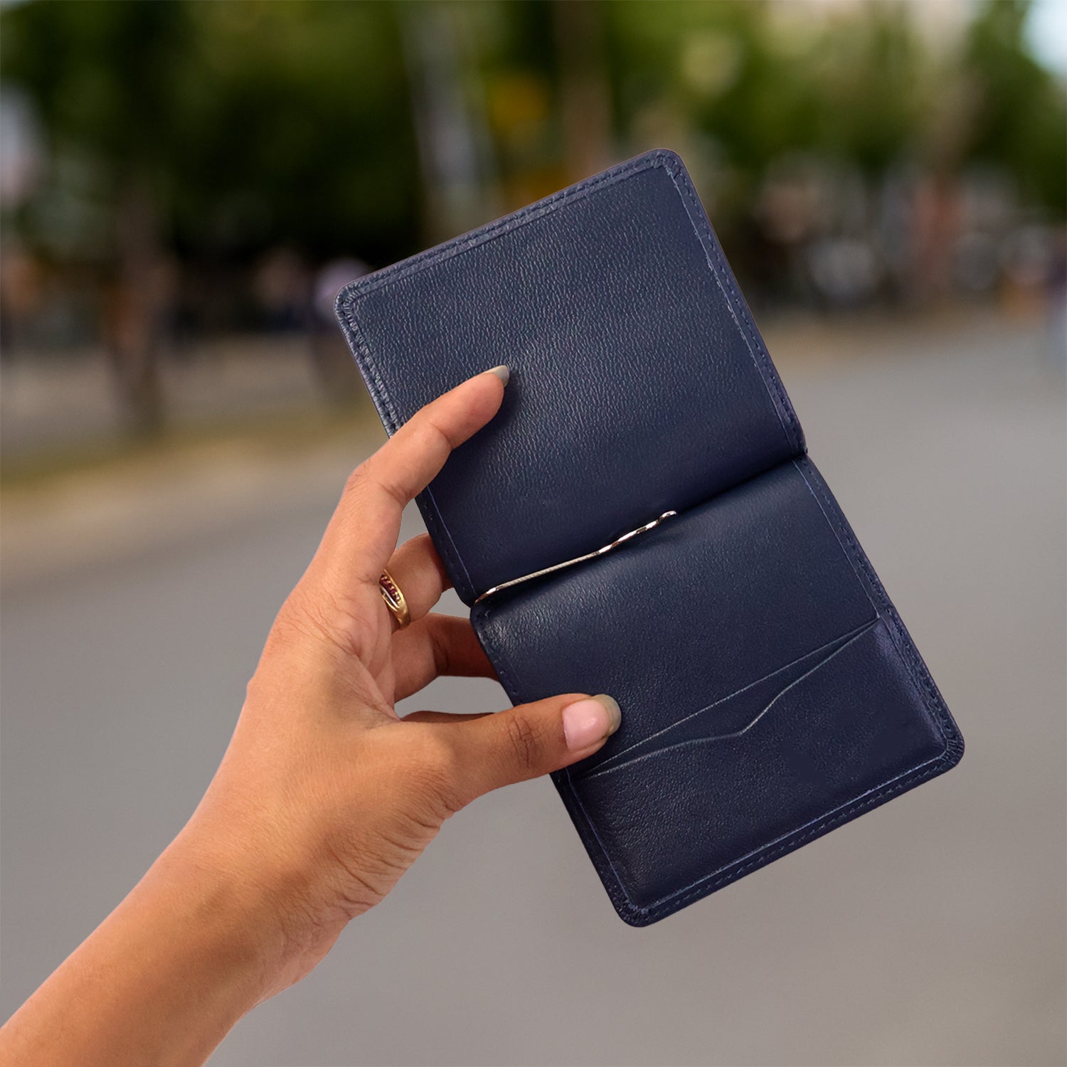 Compact bi-fold men’s wallet ideal for gifting